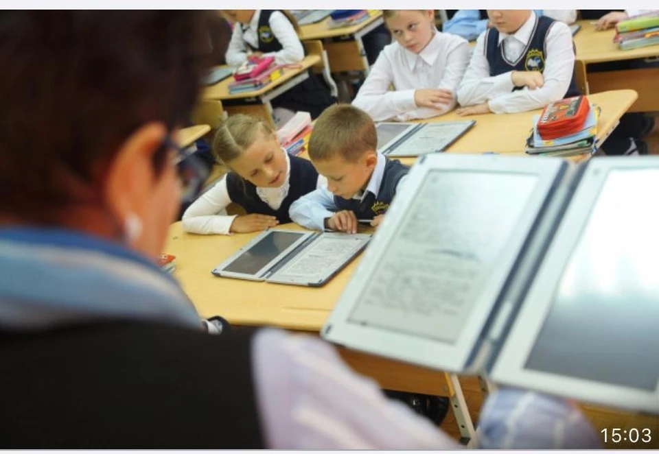 Дети учатся с помощью компьютеров, мобильников и других гаджетов