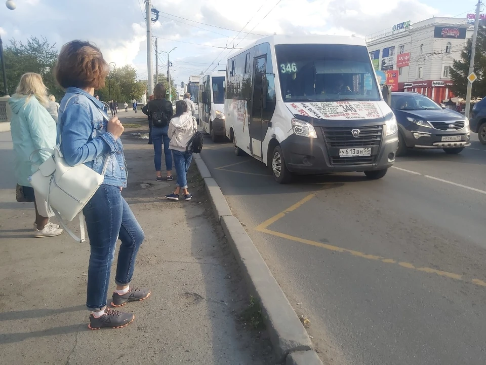 Поздним вечером омичи не могут дождаться транспорта.