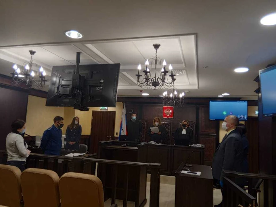 На заседание суда в Самару приехали потерпевшая (на фото - слева в сером) и адвокат осужденного - Рамиль Гизатуллин (справа)