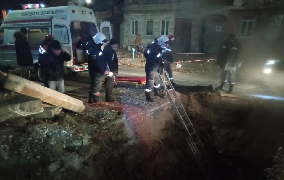 Пенсионерка провалилась в глубокую яму в центре Саратова