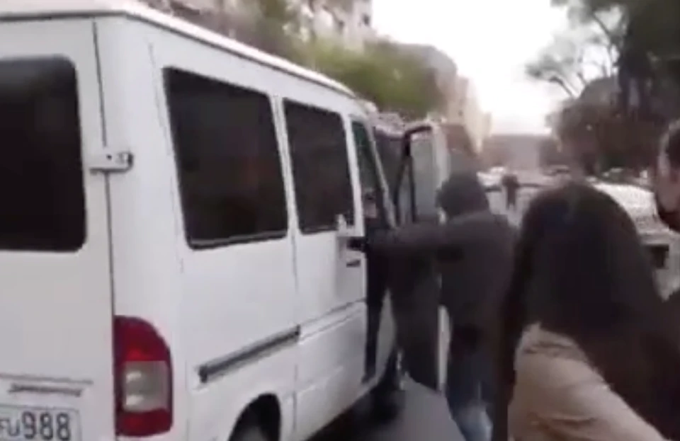 Машина въехала в протестующих в Ереване. Фото: скрин видео.