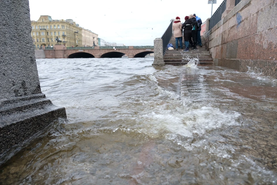 Вода в реках Петербурга поднялась из-за сильного нагонного ветра.