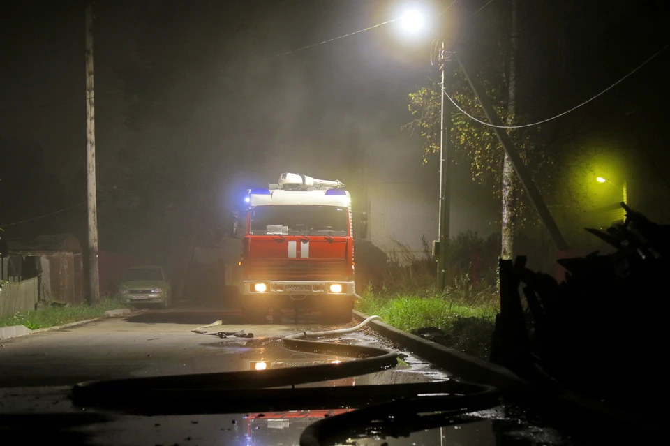 В Смоленском районе рано утром сгорела бытовка в деревне Талашкино