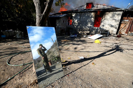 Армяне сжигают свои дома, покидая районы Нагорного Карабаха, возвращаемые под контроль Азербайджана.