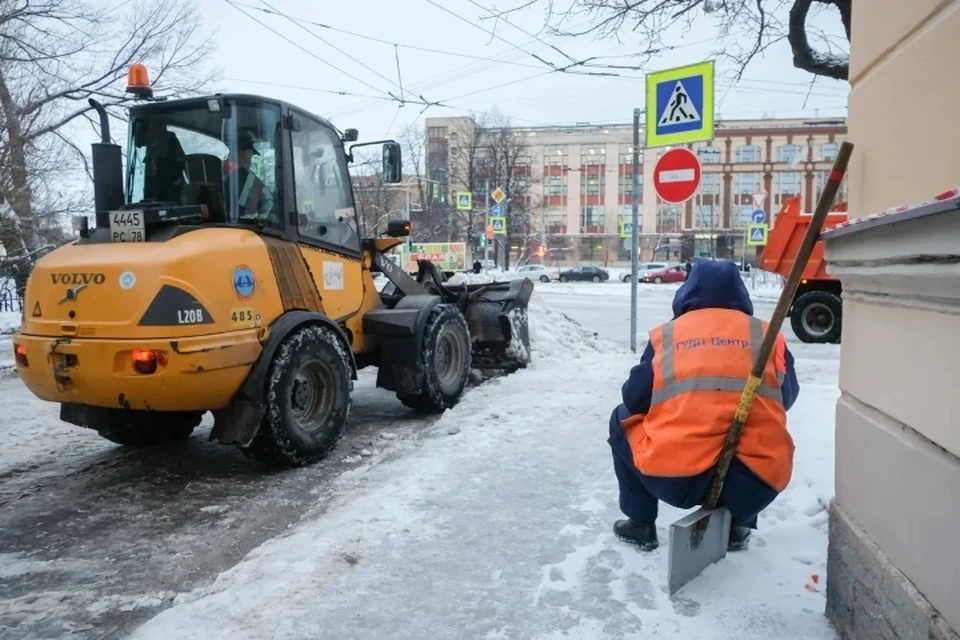В ночь на 21 ноября улицы Санкт-Петербурга будут чистить от снега 775 машин и 341 дворник.