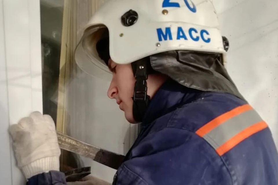Спасатели помогли родителям добраться до спящей дочери. ФОТО: МАСС.