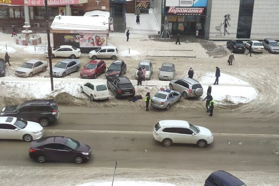 Пешеход погиб под колесами автомобиля.