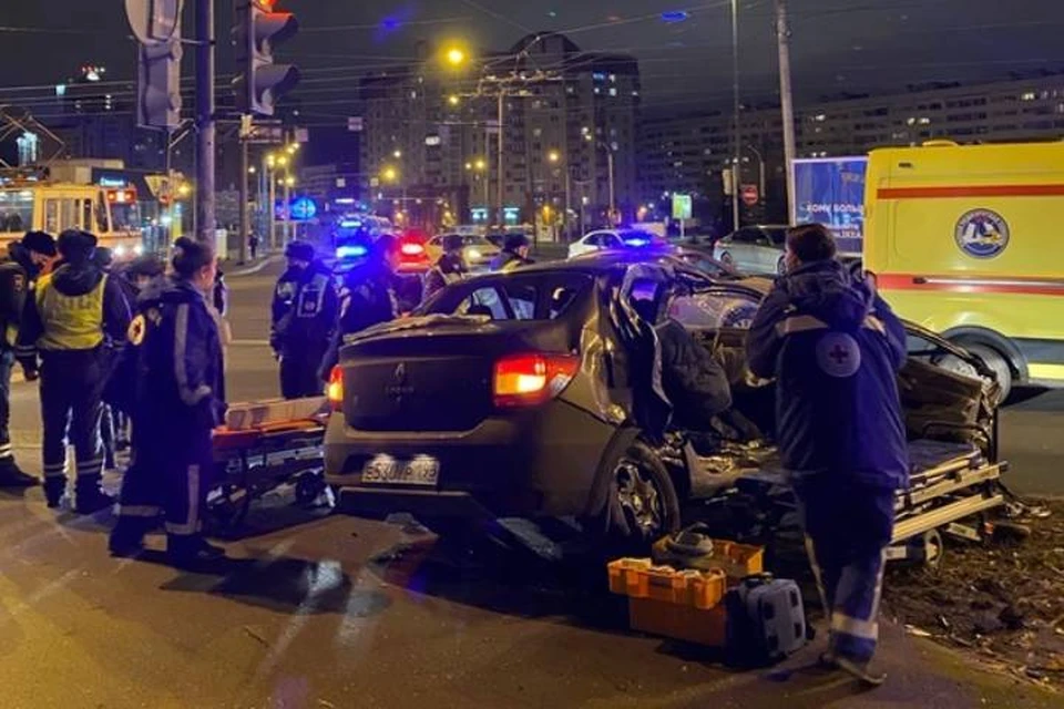 Гонщик на Infiniti протаранил Renault в Петербурге