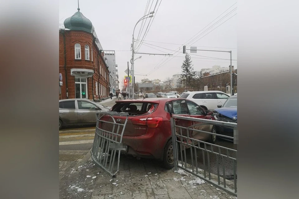 В центре Новосибирска столкнулись две иномарки.