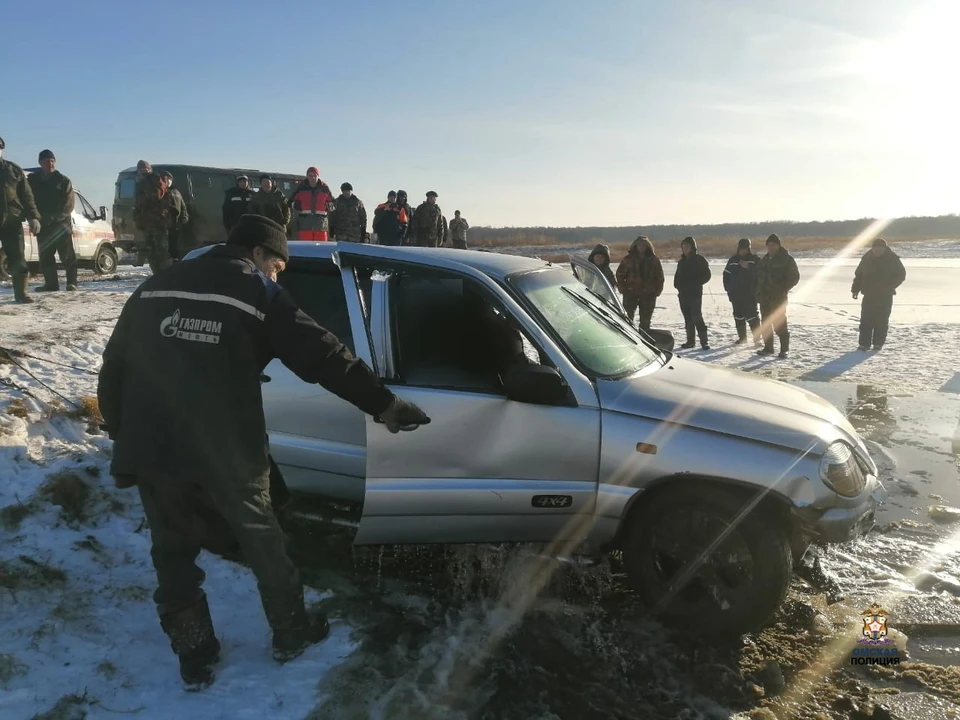 Машина ушла под воду за считанные минуты. Фото: УМВД России по Омской области