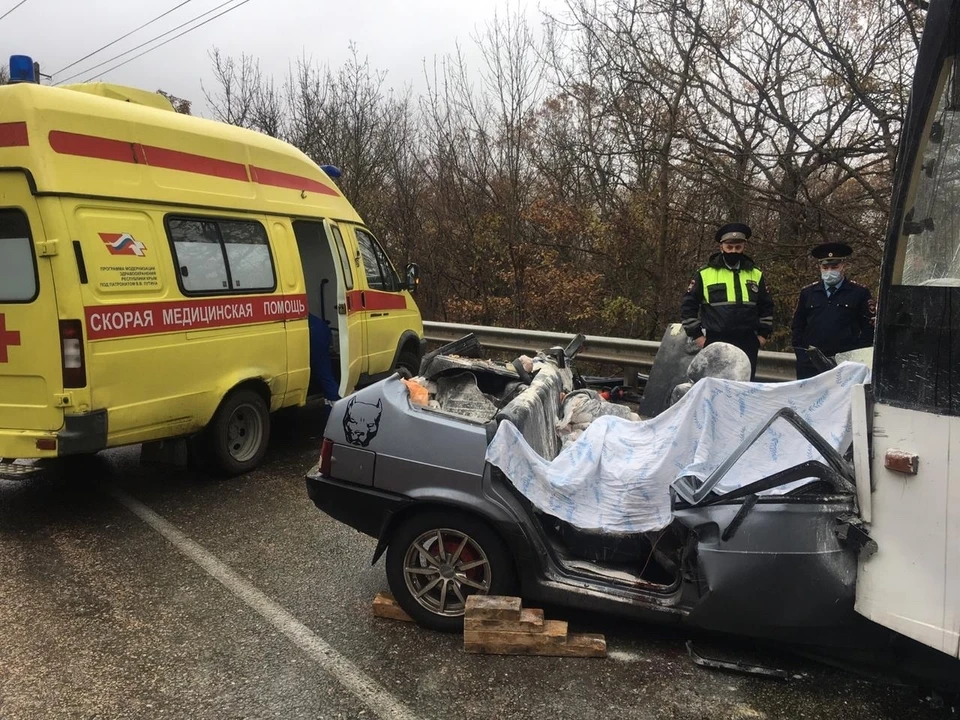 В лобовом столкновении легковушки и троллейбуса в районе Ангарского перевала погибло 4 человека.