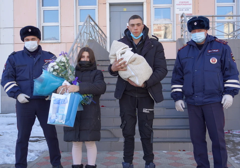Сотрудники ГАИ поздравили молодых родителей с выпиской Фото: пресс-служба МВД России по Амурской области