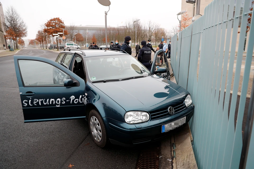 Автомобиль врезался в ворота ведомства Меркель в центре Берлина