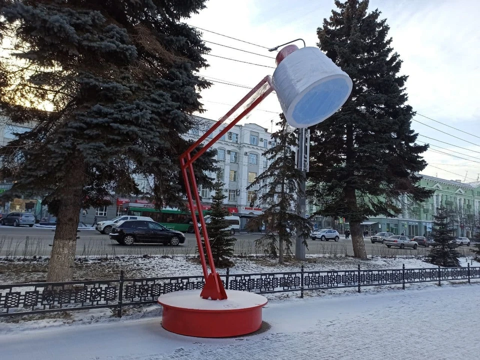 Возле Публичной библиотечки установили новогоднее освещение.