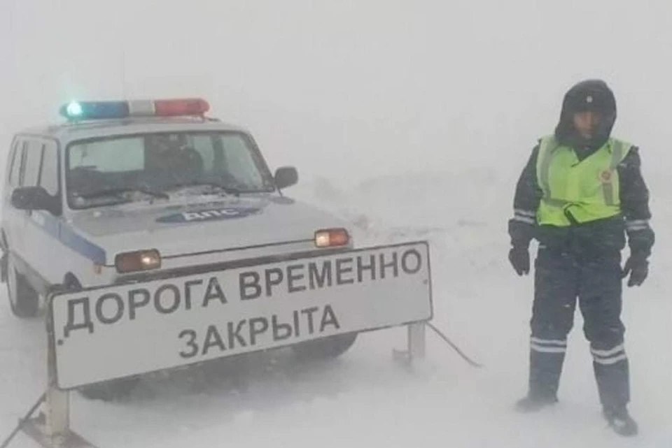 Снежные бури, заносы и гололед в эти дни заблокировали движение на многих автодорогах России. Фото: ГУОБДД МВД России.