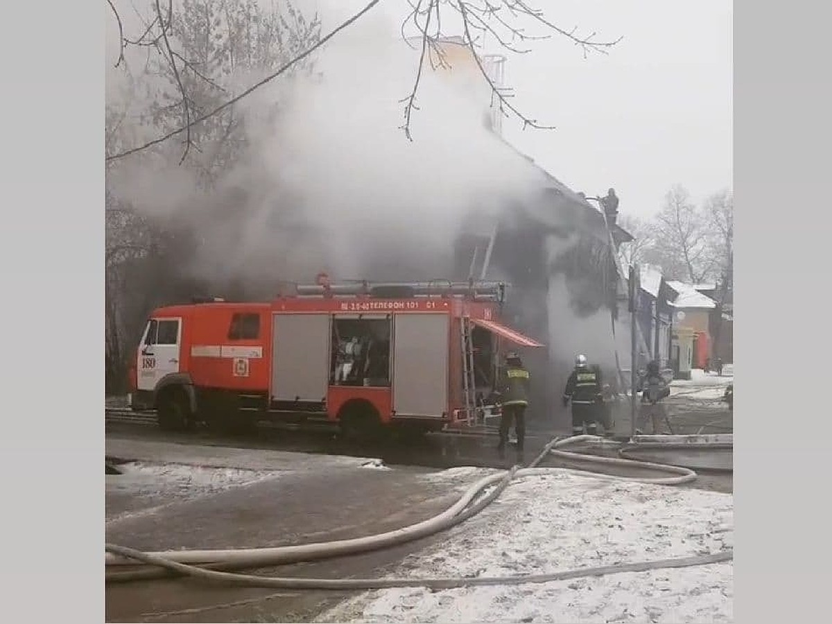 Заброшенный дом загорелся в Канавинском районе Нижнего Новгорода - KP.RU