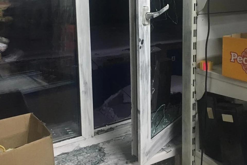 Мужчина разбил стекло и проник в магазин. Фото: предоставлено пресс-службой Управления Росгвардии по Новосибирской области.