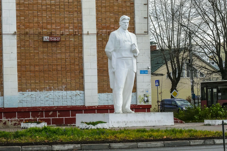 Памятник поэту Владимиру Маяковскому на одноименной площади