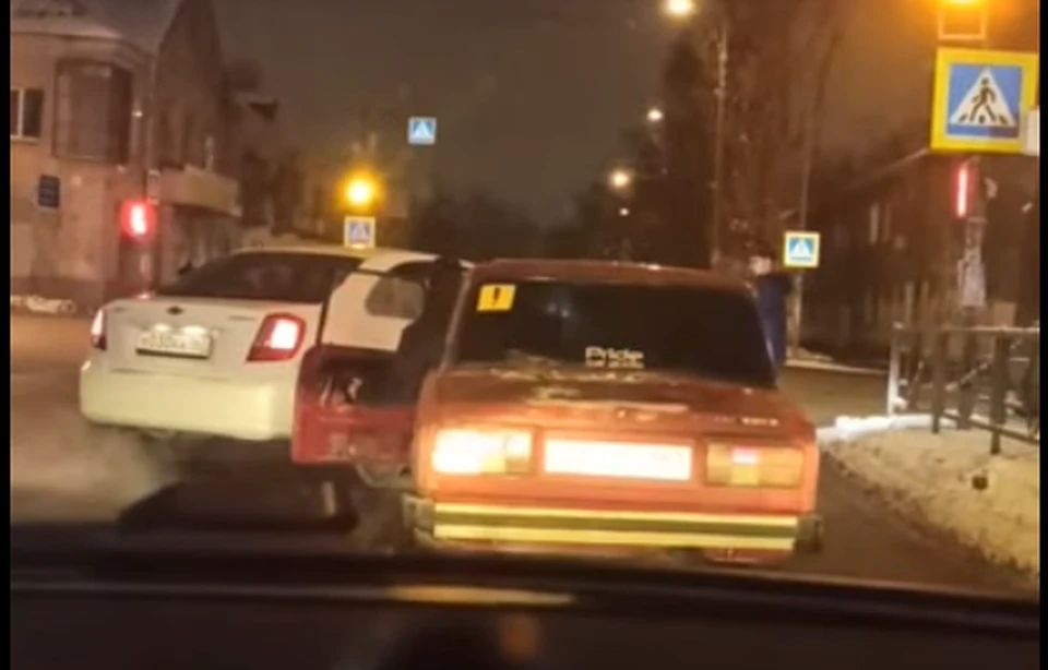 Драка на пересечении Авроры и Печерской создала небольшой затор на дороге Фото: скриншот видео