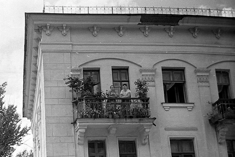 Самый зеленый балкон Алма-Аты (бабушка Лидия Владимировна и дед Федор Кузьмич Михайловы).