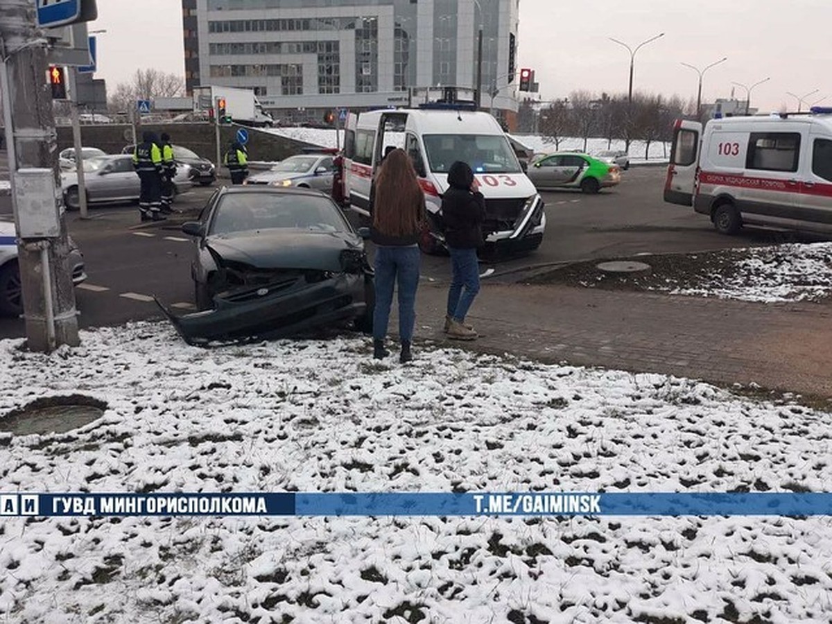 В Минске машина скорой медицинской помощи столкнулась с легковушкой - KP.RU