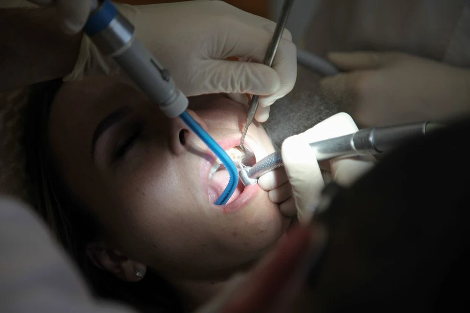 Сибирячка обратилась в частную клинику, чтобы ей удалили зуб мудрости.