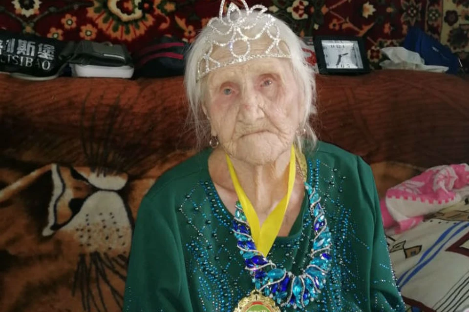 На этом фото Вера Забелина отмечает свое 100-летие. Тогда родные подарили бабушке корону. Фото: предоставлено "КП"-"Иркутск"
