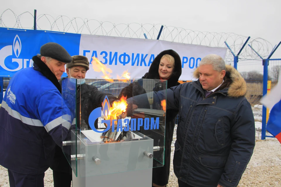 Глава администрации Ильинского сельского поселения Ольга Сорокина и генеральный директор АО "Газпром газораспределение Владимир" Алексей Конышев (справа).
