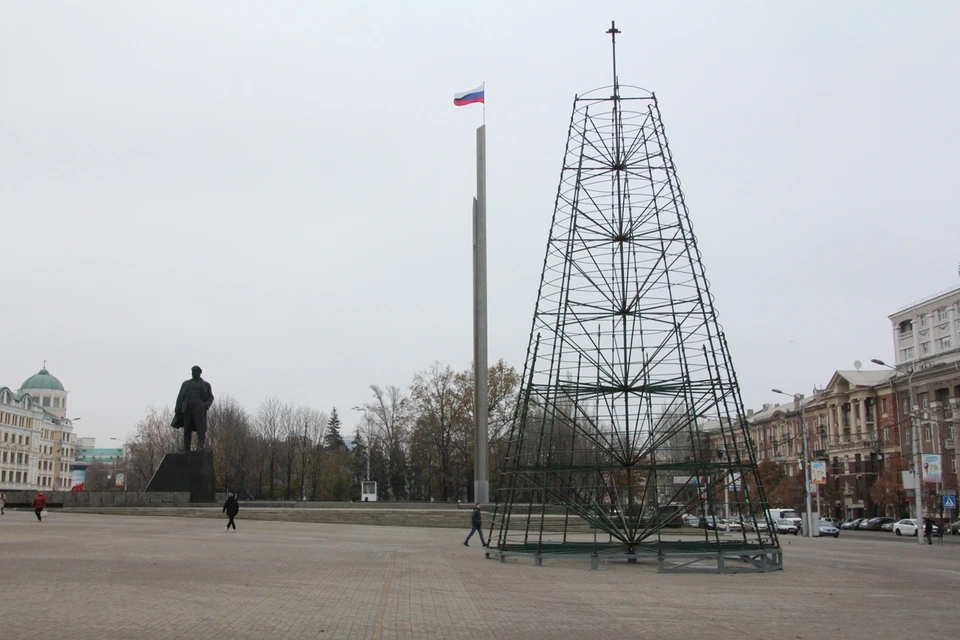 В Донецке устанавливают главную елку Республики