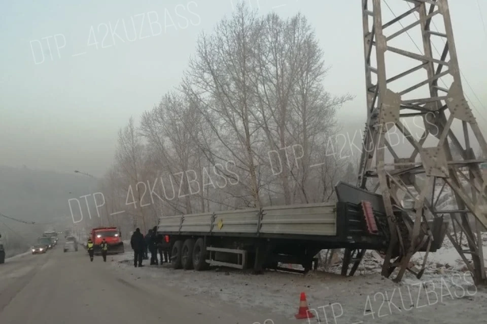 Прицеп оторвался от тягача и протаранил опору ЛЭП в Кузбассе. ФОТО: vk.com, "ДТП | ЧП Кузбасс"
