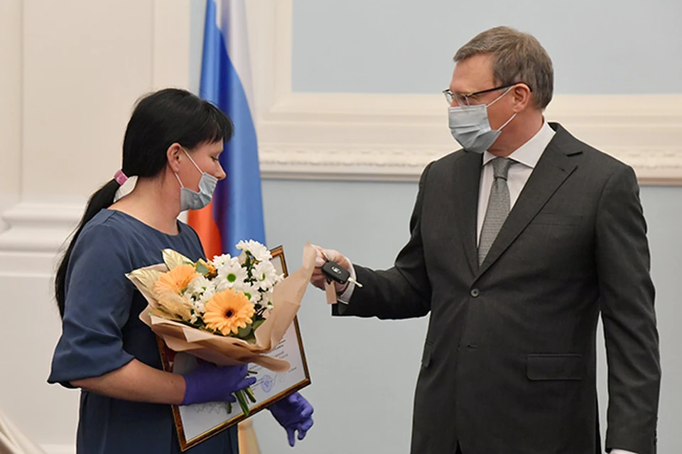 Александр Бурков вручил ключи от машин.