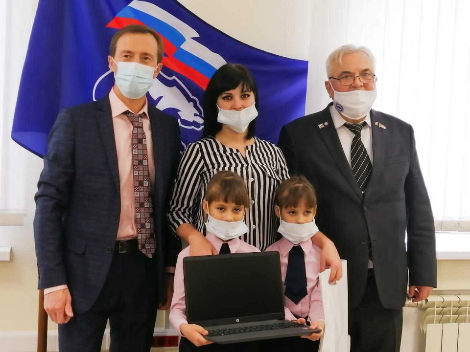 Партия откликнулась на просьбу многодетной семьи и приобрела ноутбук