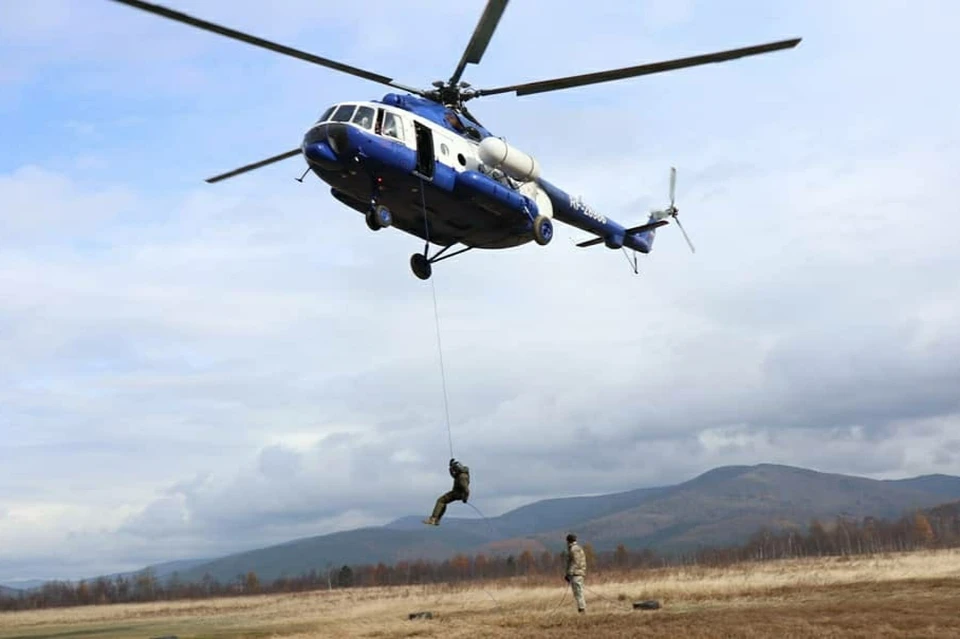 Бесстрашные бойцы десантируются с вертолета. Фото: пресс-служба Управления Росгвардии по Сахалинской области