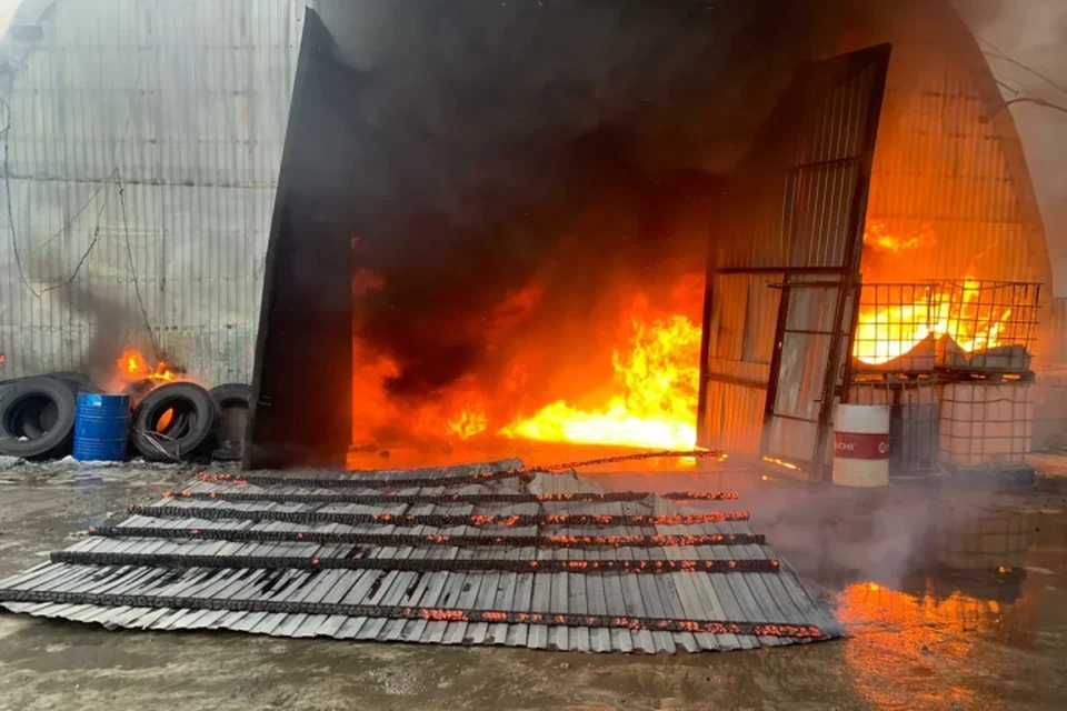 Пламя распространилось на 500 квадратных метров. Фото: ГУ МЧС по Свердловской области