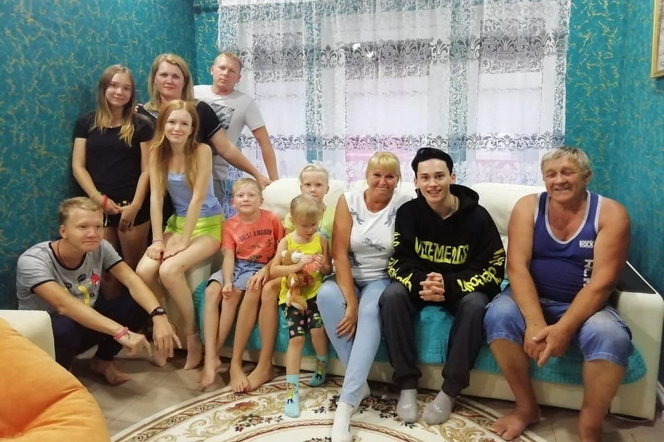 Даня Милохин и его приемная семья осенью 2020-го