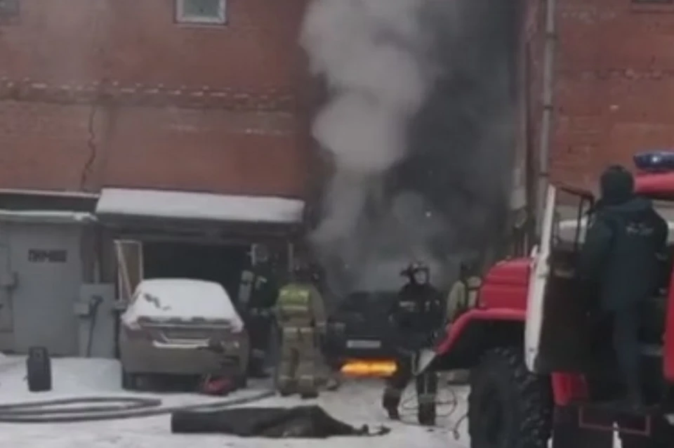 Горящую в гараже машину очевидцы сняли на видео в Кемерове. Видео: vk.com, "Инцидент Кемерово".