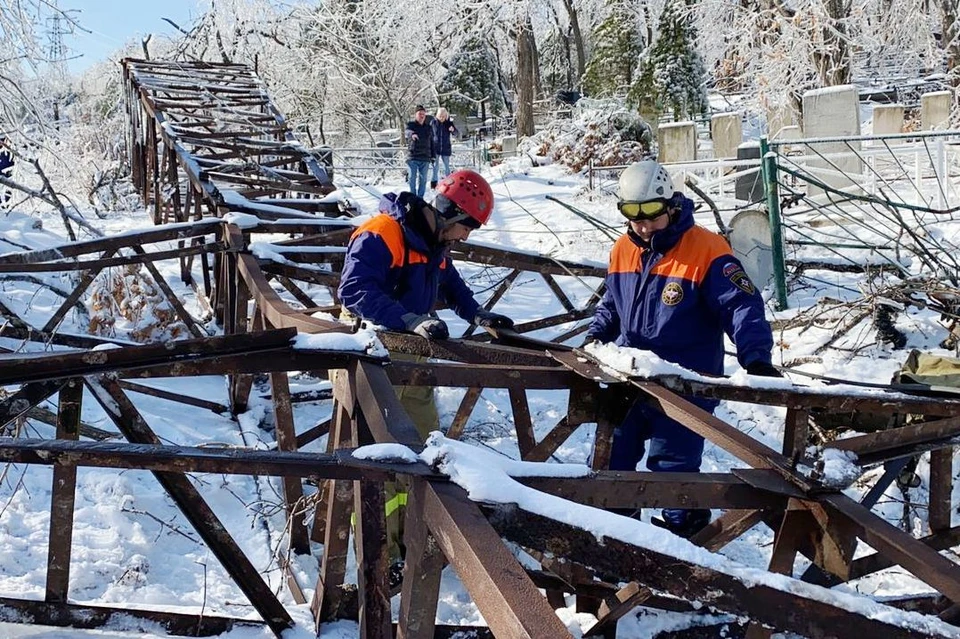 Упавшие на Морском кладбище опоры ЛЭП оставили без света и тепла Чуркин больше чем на неделю. Фото: ДРСК