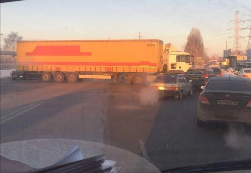 Водителям следует поискать пути объезда, пока большегруз не уберут с проезжей части Фото: социальные сети