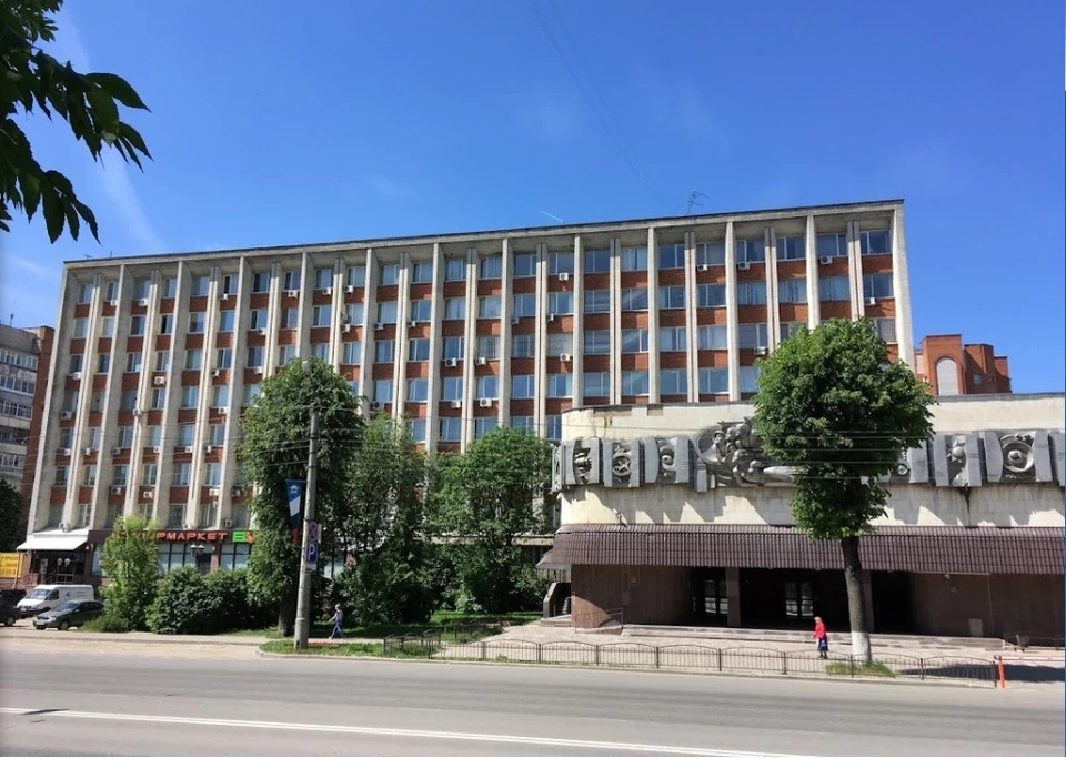 Горельеф на здании 60-х годов уничтожили в Смоленске. Фото: prom.sml.sudrf.ru.