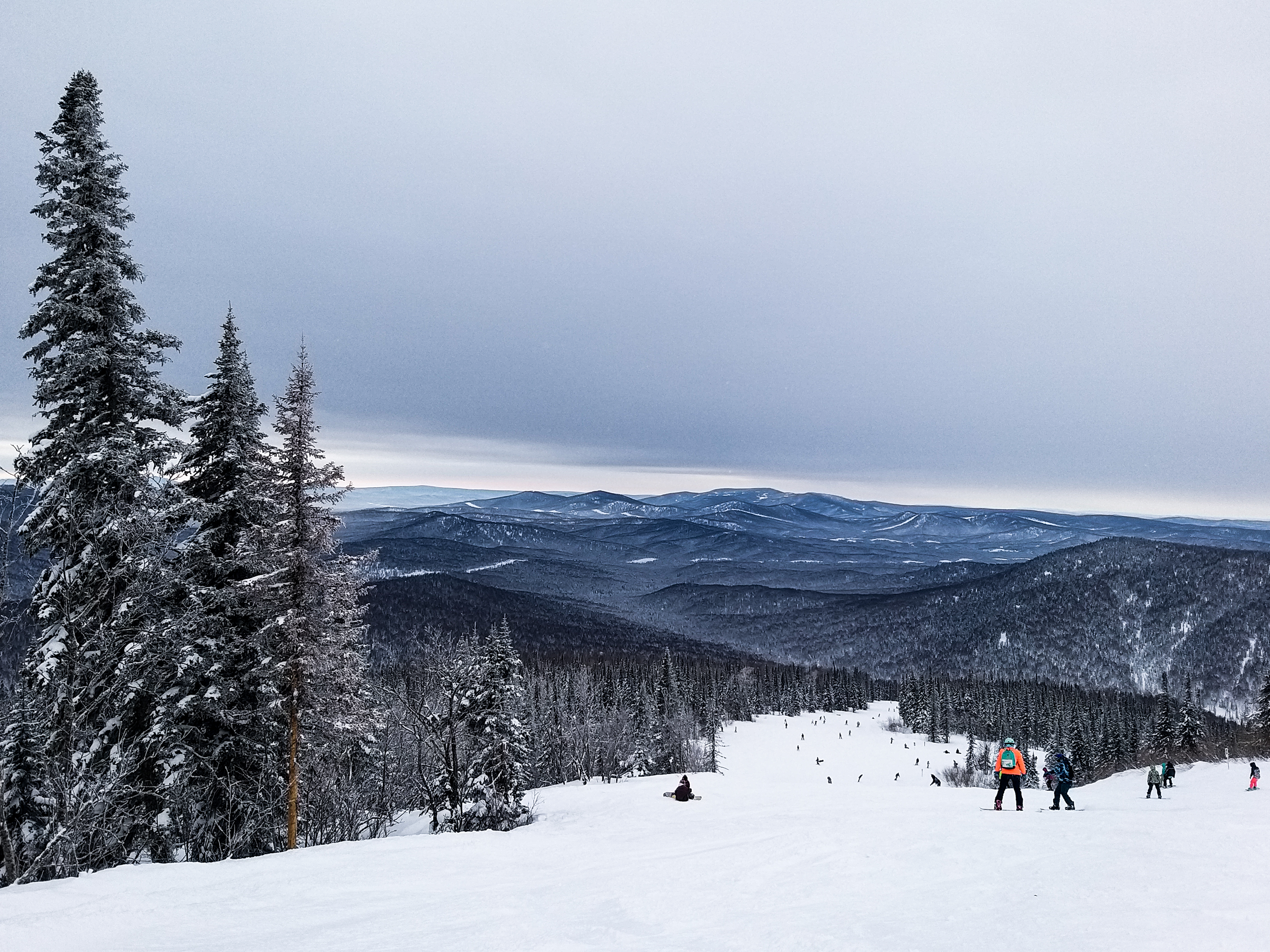 Куда поехать кататься на сноуборде и лыжах из Тюмени в сезон 2020-2021 годов.