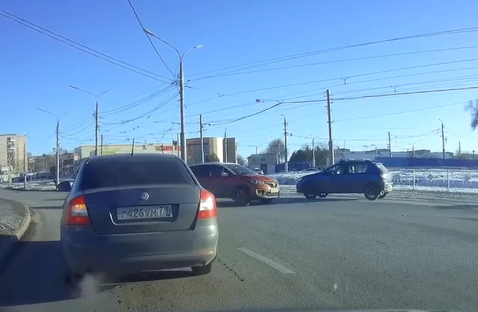 В Туле у Восточного обвода «заблудился» автомобиль «Рено» Фото: Дмитрий Прошин
