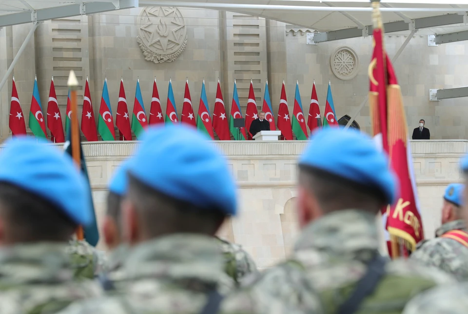 Президент Турции Реджеп Эрдоган занял место на почетной трибуне вместе с президентом Азербайджана Ильхамом Алиевым