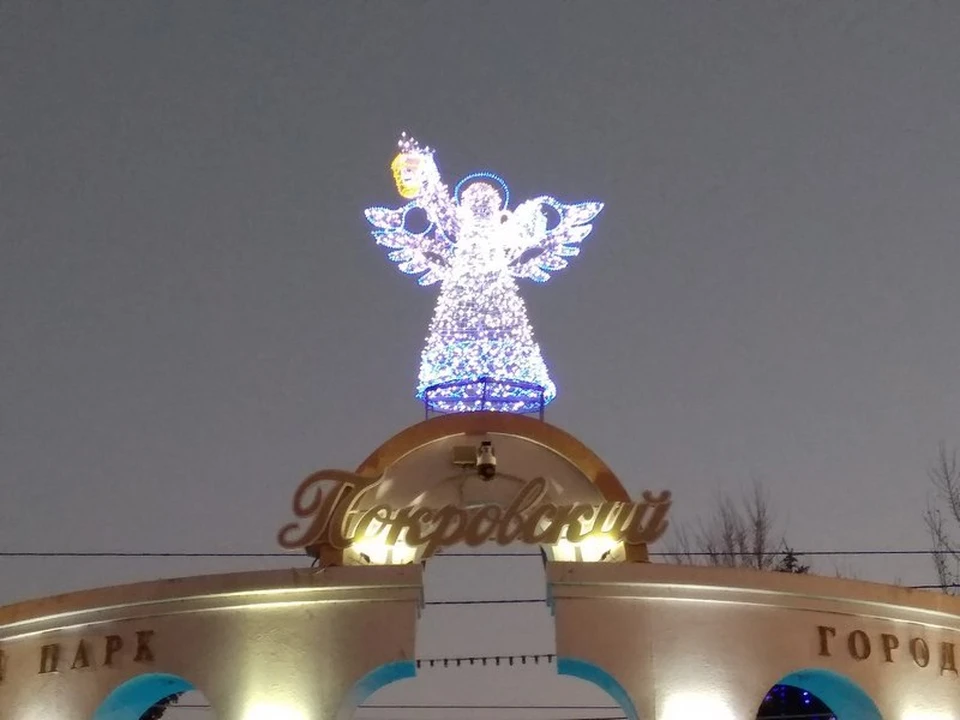 Над ротондой в Энгельсе установили двухметрового светящегося ангела. Фото пресс-службы администрации города