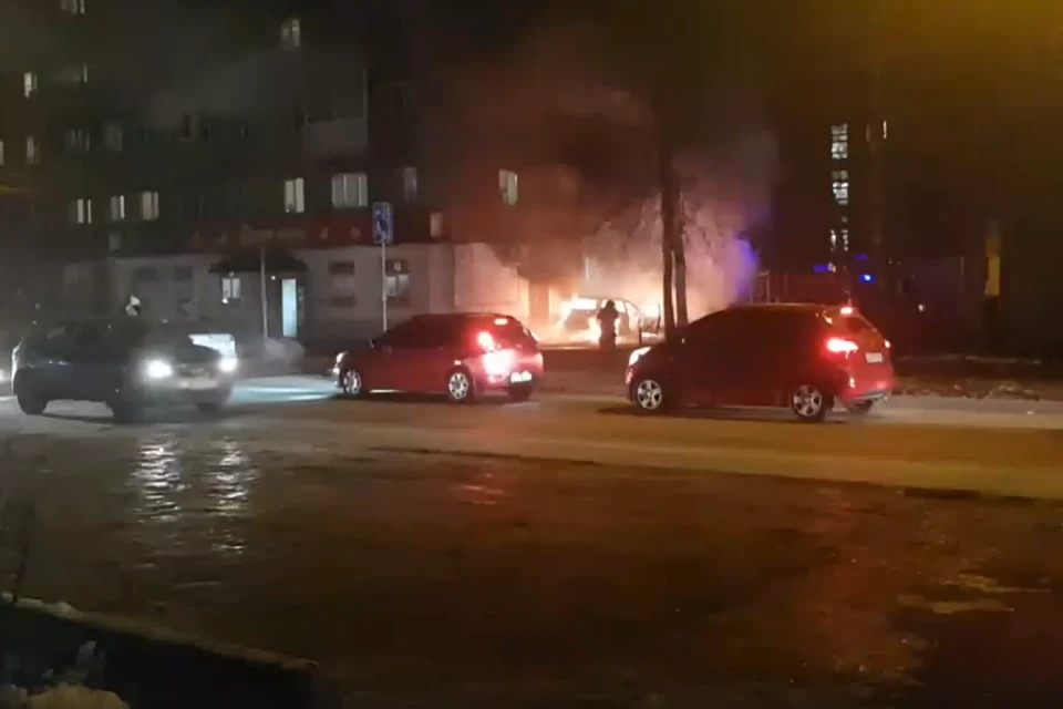 По словам очевидцев, владелец машины, ожидая приезда пожарных, пытался самостоятельно справиться с огнем. ФОТО: скриншот с видео группа "Подслушано в Ярославле" во ВКонтакте