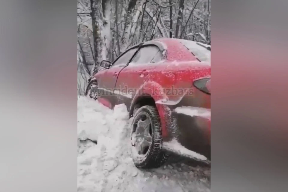 Кузбассовец нашел автомобиль в кустах. ФОТО: vk.com, "Инцидент Кузбасс"