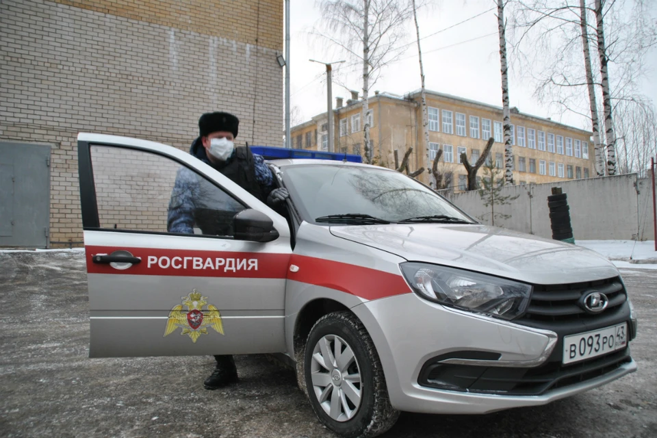 Сотрудники Росгвардии задержали ночного посетителя и передали полиции. Фото: vk.com/club150428796