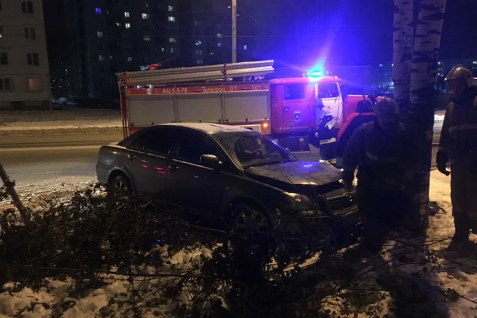 Водитель не справился с управлением и врезался в дерево. ФОТО: Твиттер МЧС Ярославль