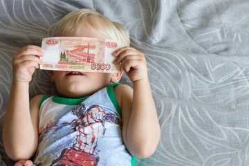 Семьи, где есть дети до 7 лет (включительно), получат до Нового года по 5 тысяч рублей.