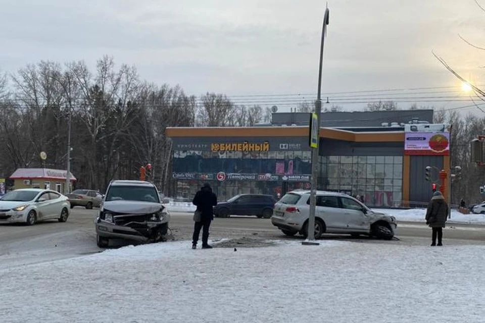 Комсомольская правда кемерово. Автомобили на перекрестке. Авария в Кемерово на пересечении Ленина и 50 лет октября. Кемерово Франц авто на Кузнецком в Кемерово.