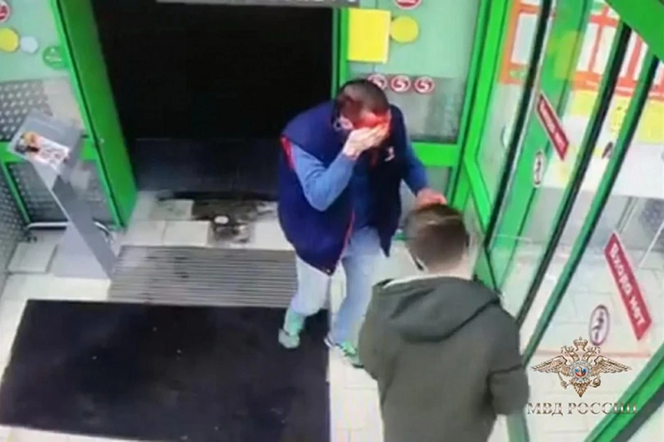 Таксист смог вырваться и забежать в магазин. Там ему оказали первую помощь